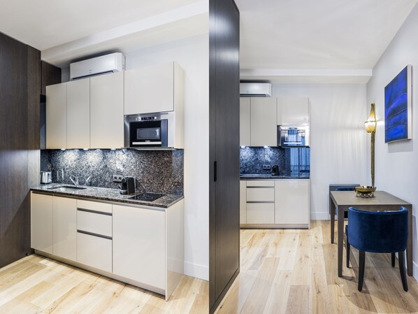 冷蔵庫、電子レンジ、オーブン、コンロ