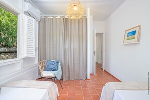 3 makuuhuonetta, silitysrauta/-lauta, ilmainen Wi-Fi, vuodevaatteet