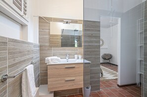 Chuveiro, secador de cabelo, toalhas de banho 