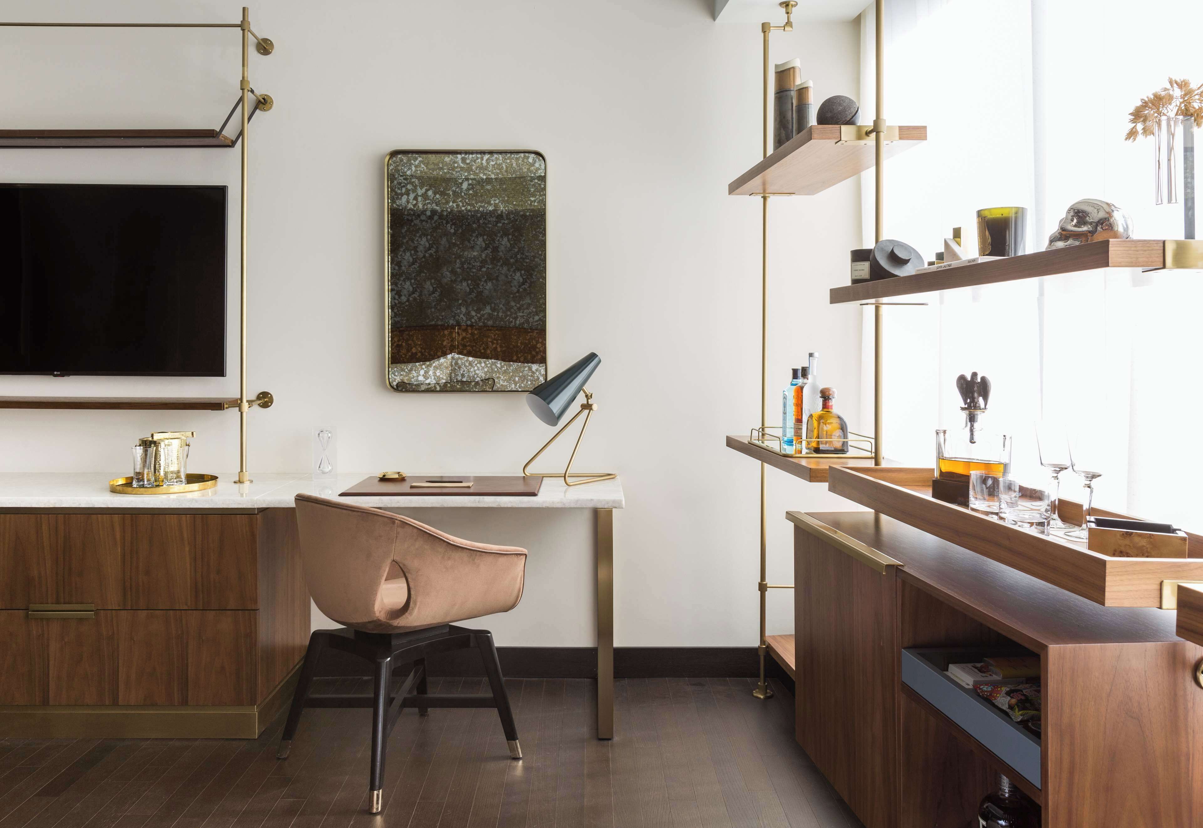 Een moderne keuken met een houten aanrecht, een bar en een groot raam.