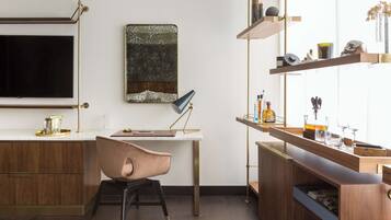 Een moderne keuken met een houten aanrecht, een bar en een groot raam.