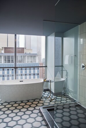 Deluxe Suite, Corner | Deep-soaking bathtub - Thompson Dallas, by Hyatt (Dallas)