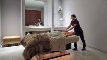 Aromaterapia, massaggi con le pietre calde, massaggi “deep tissue”