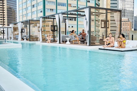 Una piscina al aire libre de temporada, camas de piscina con cargo