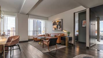 Suite Deluxe, en esquina | Área de sala de estar | Televisión de pantalla plana, Netflix, Hulu y películas con cargo