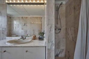 Tina con regadera, secadora de cabello, bidet, toallas