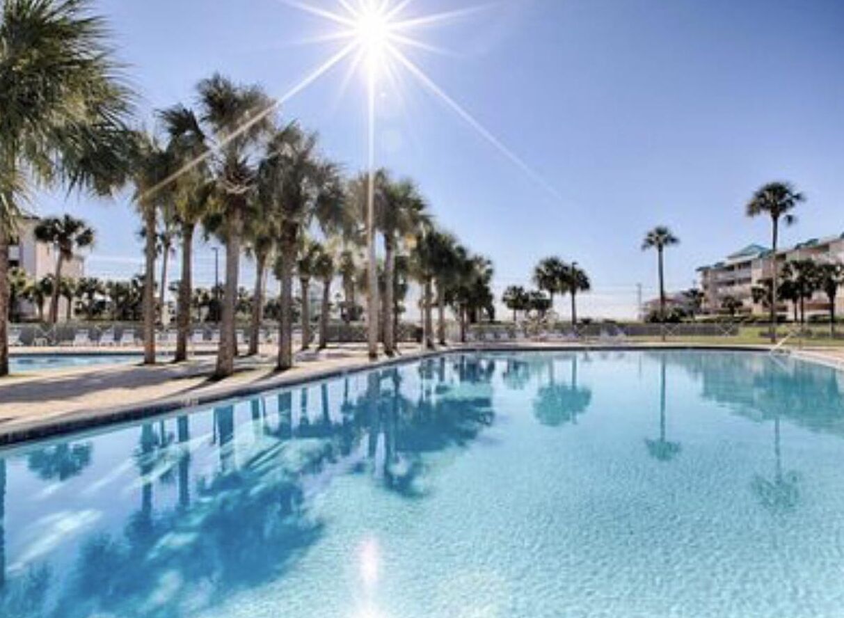 BEAUTIFUL GULF VIEW! SLEEPS 8- STEPS FROM THE BEACH!