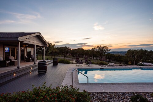 Upscale, Magnificent Views,  Dog Friendly. Owner Friendly!