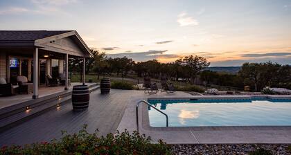Upscale, Magnificent Views, Dog Friendly. Owner Friendly!