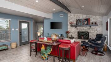 Smart TV, fireplace, stereo