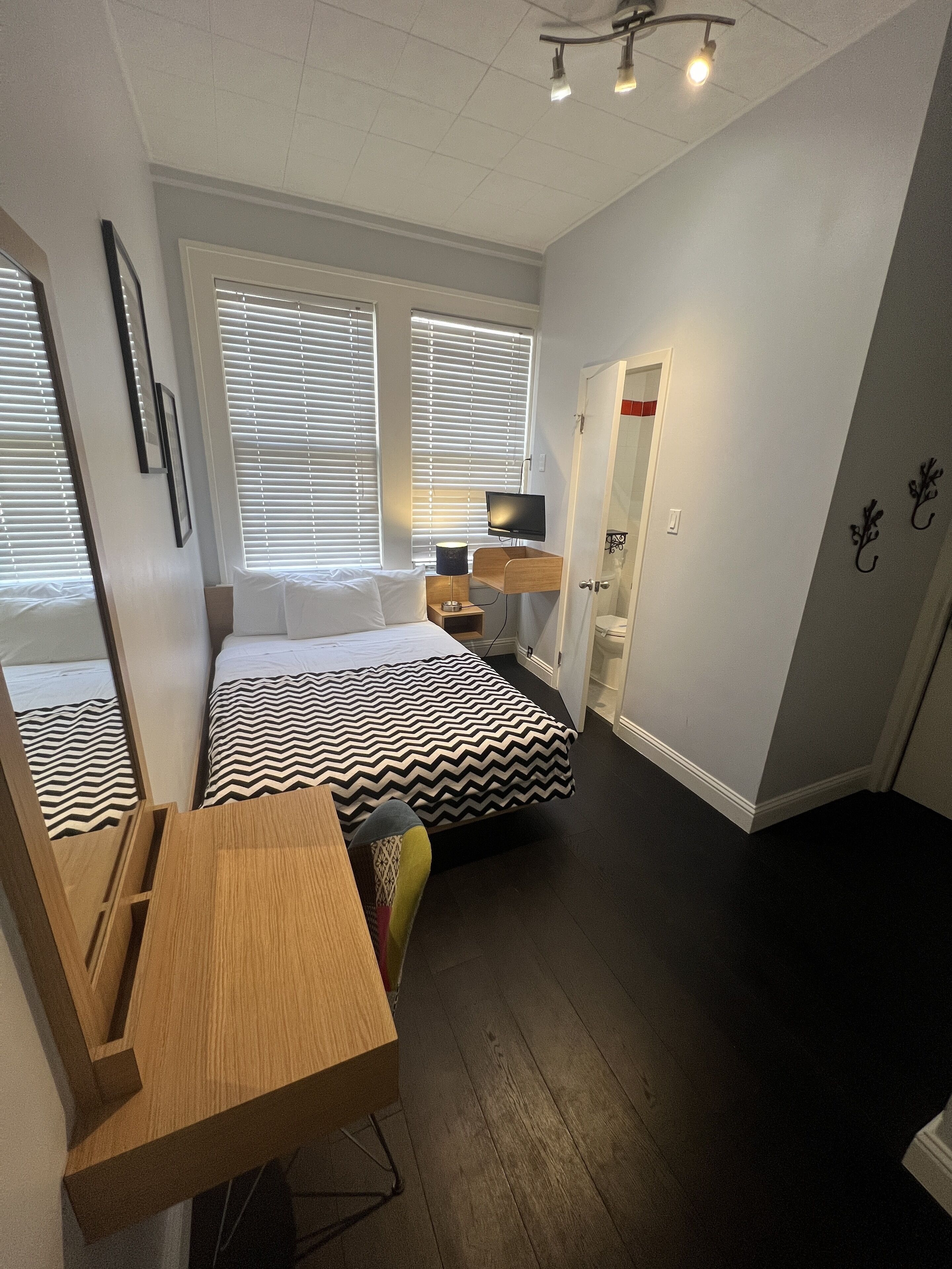 basic single room | individually decorated, individually furnished, iron/ironing board