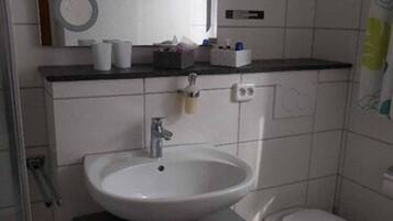 Apartment | Bathroom | Shower, hair dryer, towels, soap