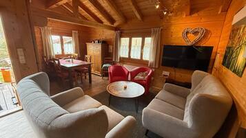 Cabin | Living area | TV