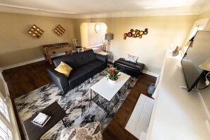 TV, fireplace - UPDATED 2BR *HOUSE* in GLENDALE with PRIVATE FENCED YARD & PARKING (p2) (Glendale)