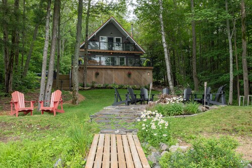 Adorable 3Bed, 2Bath Cottage and Garage Lounge! Grassy Lawns! Kayaks!
