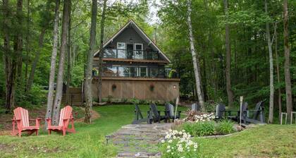 Adorable 3Bed, 2Bath Cottage and Garage Lounge! Grassy Lawns! Kayaks!