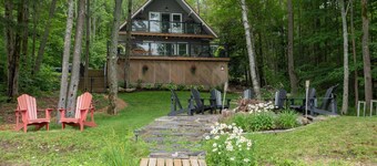 Adorable 3Bed, 2Bath Cottage and Garage Lounge! Grassy Lawns! Kayaks!