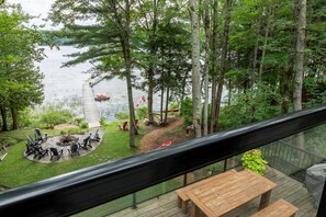 Outdoor dining - Adorable 3Bed, 2Bath Cottage and Garage Lounge! Grassy Lawns! Kayaks! (Rosseau)