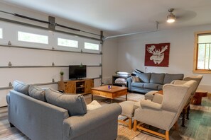 Smart TV, fireplace, books - Adorable 3Bed, 2Bath Cottage and Garage Lounge! Grassy Lawns! Kayaks! (Rosseau)