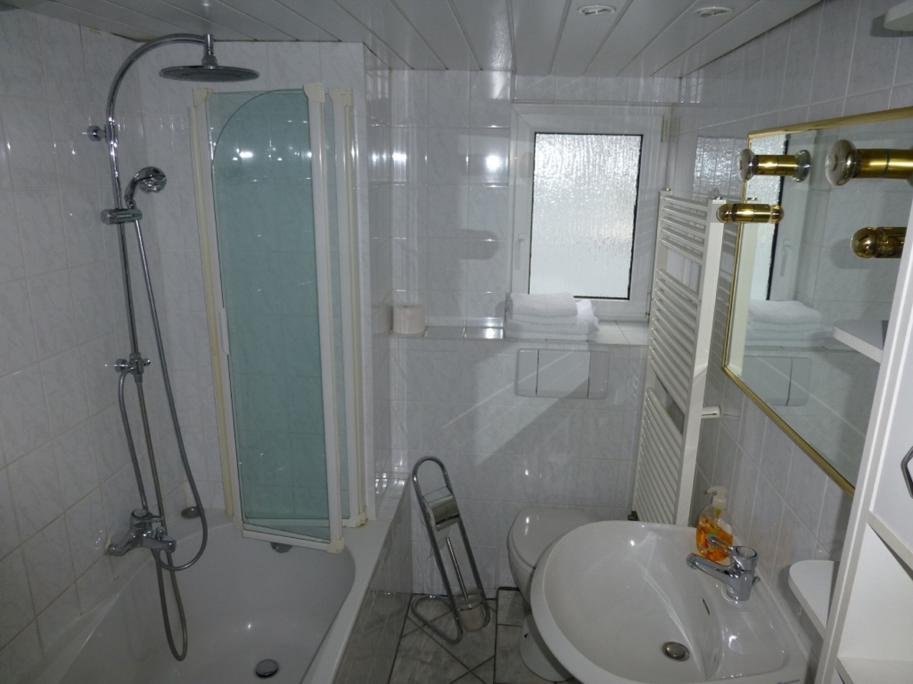 House | Bilik Mandi | Gabungan pancuran/tab mandi, pengering rambut, tuala disediakan, sabun 