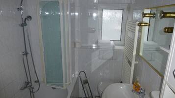 House | Bilik Mandi | Gabungan pancuran/tab mandi, pengering rambut, tuala disediakan, sabun