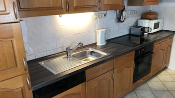 Rumah | Dapur pribadi | Lemari es, microwave, oven, dan kompor