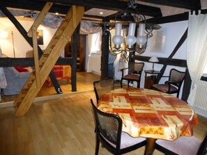 House | Living area | 32-inch TV with satellite channels - IFAM - Ihr Ferienhaus am Main (Zellingen)