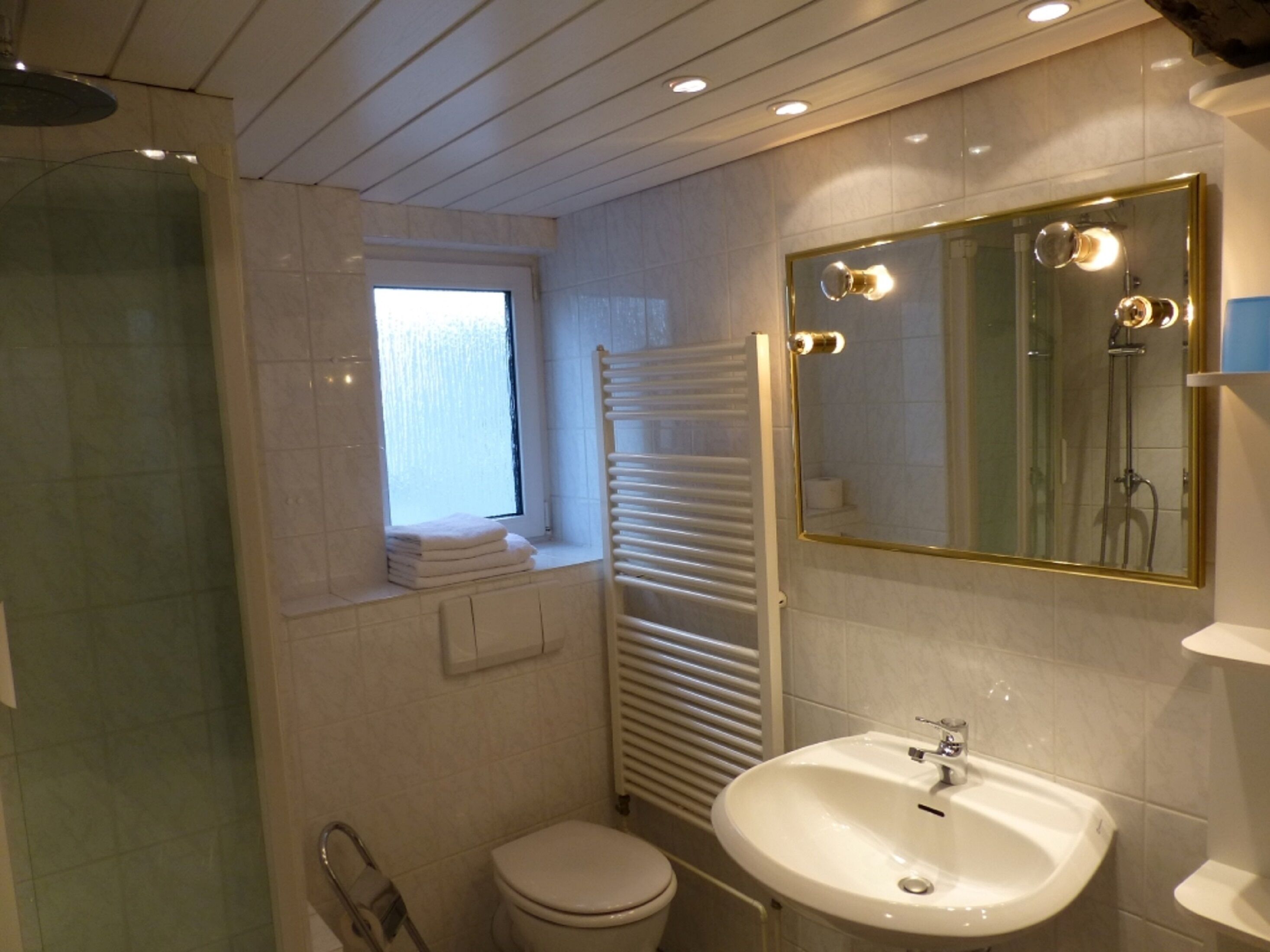 House | Bilik Mandi | Gabungan pancuran/tab mandi, pengering rambut, tuala disediakan, sabun 