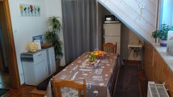 Ferienhaus | Essbereich im Zimmer