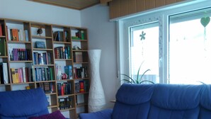Casa | Área de estar | TV de tela plana 32 polegadas com canais via satélite, TV, livros
