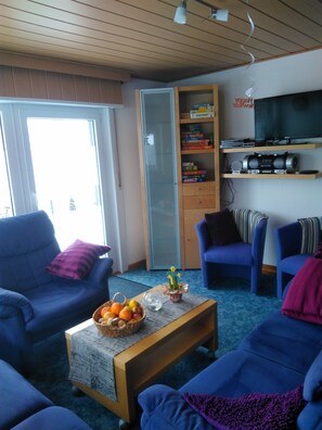 Ferienhaus | Wohnbereich | 32-Zoll-Flachbildfernseher mit Satellitenempfang, Fernseher, Bücher