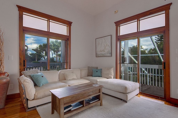 Smart-TV, Bücher, Stereoanlage