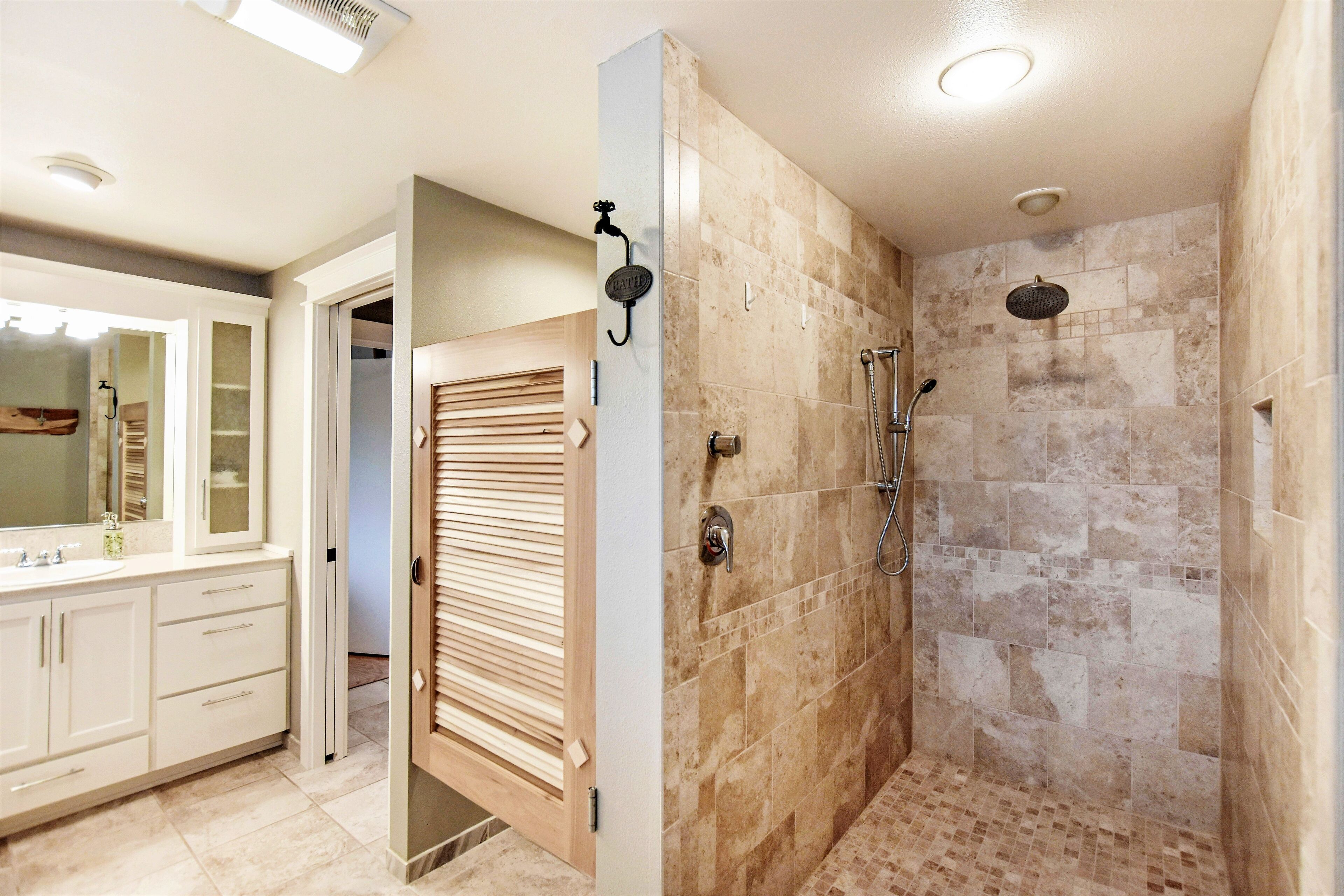 Shower, jetted bath, hair dryer, towels