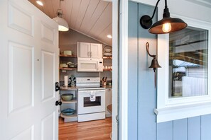 冷蔵庫、電子レンジ、オーブン、コンロ