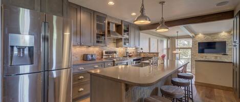 Kylskåp, mikrovågsugn, ugn och spishäll