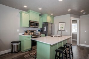 Refrigerador, microondas, horno y parrilla de estufa 