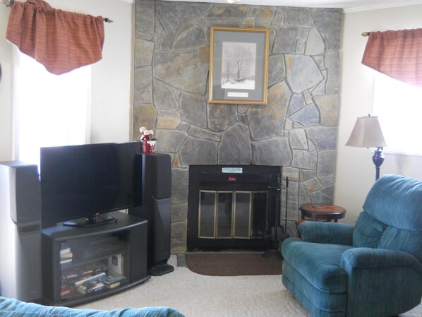 Condo, Multiple Beds (436) | Living room | Flat-screen TV