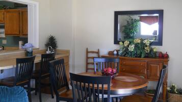 Condo, Berbilang Katil (436) | Dapur peribadi | Peti sejuk, ketuhar gelombang mikro, dapur, mesin basuh pinggan mangkuk