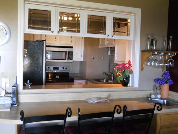 Condo, varias camas (514) | Cocina privada | Refrigerador, microondas, parrilla de estufa y lavavajillas