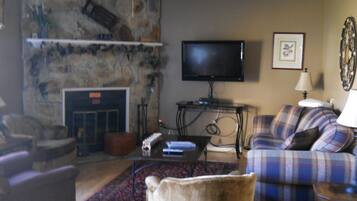 Condo, nhiều giường (514) | Phòng khách | TV