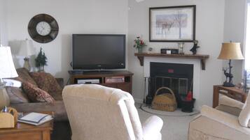 Condo, Multiple Beds (535) | Living room | Flat-screen TV