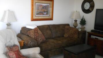 Condo, Multiple Beds (535) | Living room | Flat-screen TV