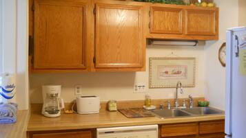 Condo, Multiple Beds (535) | Private kitchen | Fridge, microwave, stovetop, dishwasher