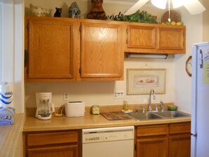 Condo, Multiple Beds (535) | Private kitchen