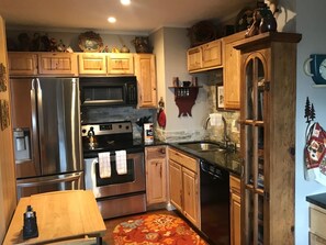 Appartamento, letti multipli (Sugar Ski & Country Club Unit 824 Pla) | Cucina privata | Frigorifero, microonde, piano cottura, lavastoviglie