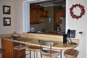 Condo, varias camas (635) | Cocina privada | Refrigerador, microondas, parrilla de estufa y lavavajillas