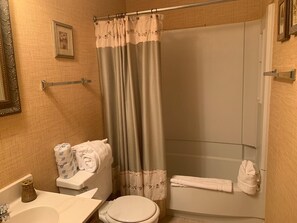 Apartment, Mehrere Betten (635) | Badezimmer | Haartrockner, Handtücher