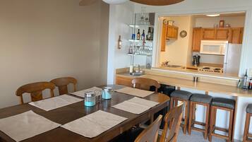 شقة - عدة أسرّة (Sugar Ski & Country Club Unit 225 Sil) | تناول الطعام