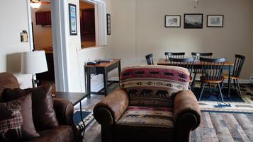 Condo, nhiều giường (Sugar Ski & Country Club Unit 414 Sil) | Phòng khách