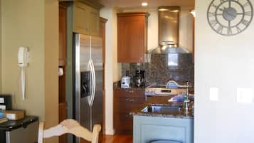 Condo, nhiều giường (Sugar Ski & Country Club Unit 521 Pla) | Bếp riêng | Tủ lạnh, lò vi sóng, bếp nấu, máy rửa bát